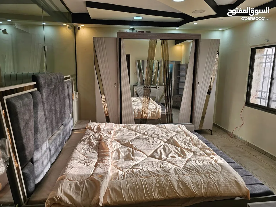 غرفة نوم ماستر جديده بتصميم مميز خشب لاتيه تخت جكات مع فضية وبنش إضافي