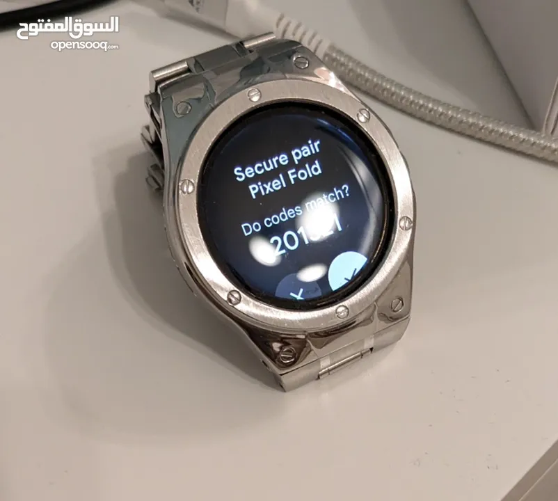 Google Pixel smartwatch 2 is excellent with charger and box with stainless strap and protect frame