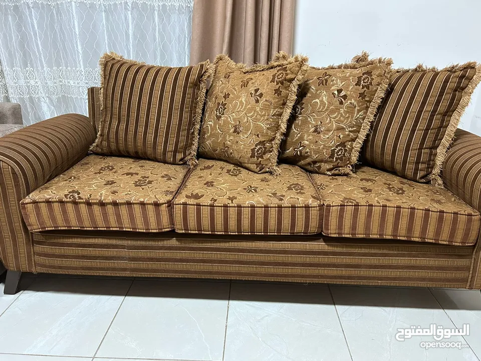طقم كنب 7مقاعد للبيع بحالة جيدة جدا  السبب ا ضيق المكان