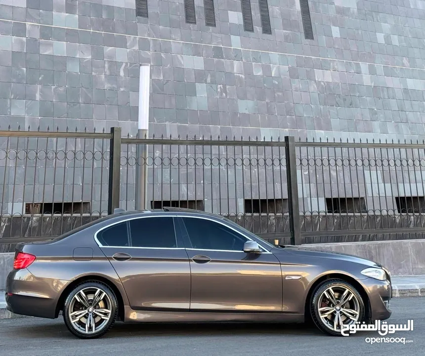 ‏‎سيارة BMW520i F10 لون نحاسي ميتالك فل الفل 2013 وارد الشركه تب نظافه