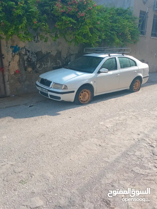 سكوده اكتافيه موديل 2002 ديزل جير عادي اصل عمومي لون ابيض مطور 1900 جير ومطور شغلات ميه ميه