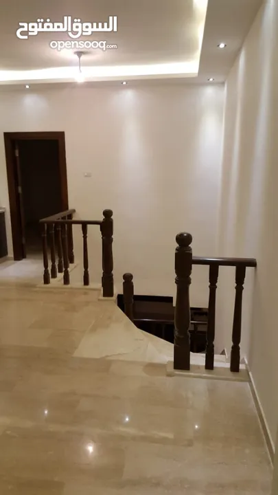 شقه مع روف مميزه للبيع