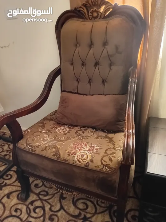 طقم كنب خشب زان مصري 9 مقاعد تفصيل بحاله ممتازه للبيع  + طقم طاولات عدد 3 +سجاده 5×5  + برادي عدد 2