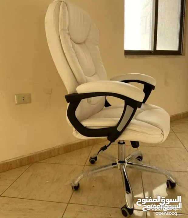 كرسي مدير فخم تصميم جميل وجودة عالية و هيكل متين...  غطاء المقعد مصنوع من جلد عالي الجودة .