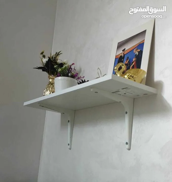 رفوف خشب شاشه ومطبخ وحمام وديكور حائط وستاند مكياج وجلاتين وغيره
