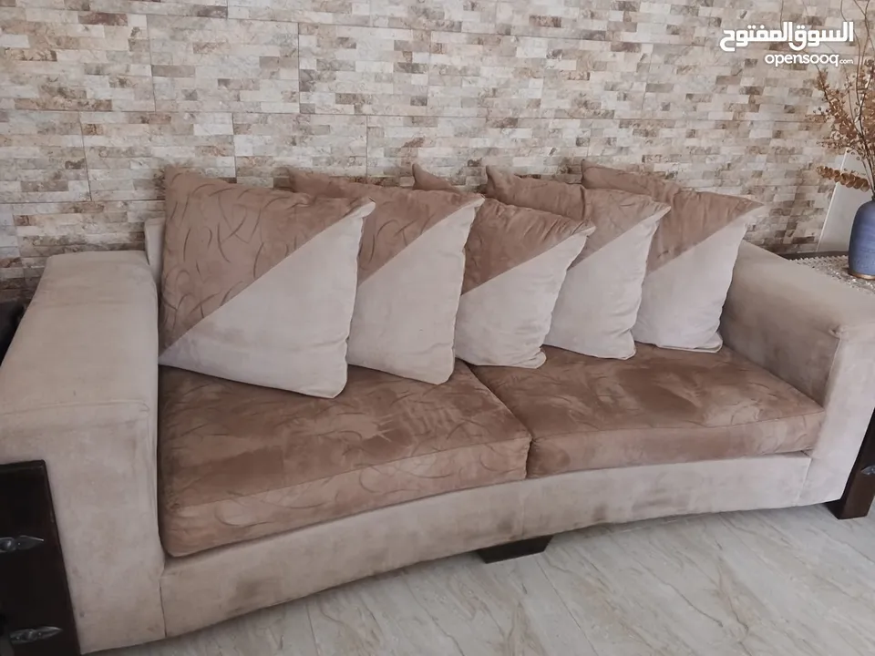 غرفة جلوس وغرفة ضيوف بحالة ممتازه