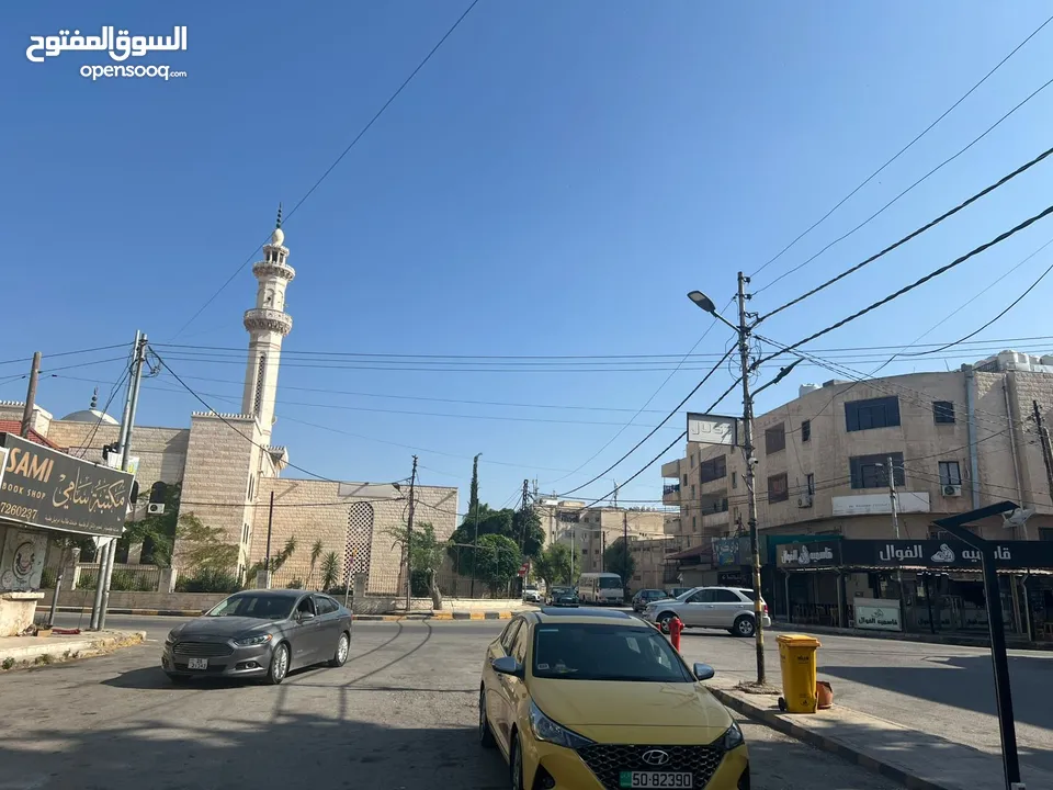 مجمع تجاري في وسط إربد عبارة عن محلات وشقق مع تسوية