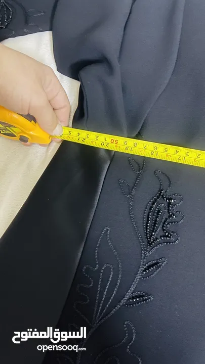وصيت ع عبايه من الكويت فخمة وثقيله بس لما وصلت طلعت كبيره علي بدي بيعها
