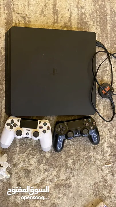 بلاستيش 4 سليم بحالة الوكالة مع كل اغراضه ps4 slim