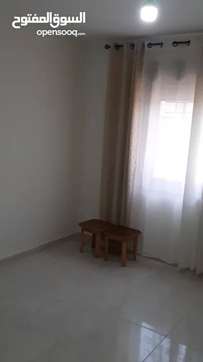 شقة جاهزة واسعة،مع بلكونة في منطقة مريحة ومرغوبة. يفضل عرسان ، عائلات صغيرة او نساء