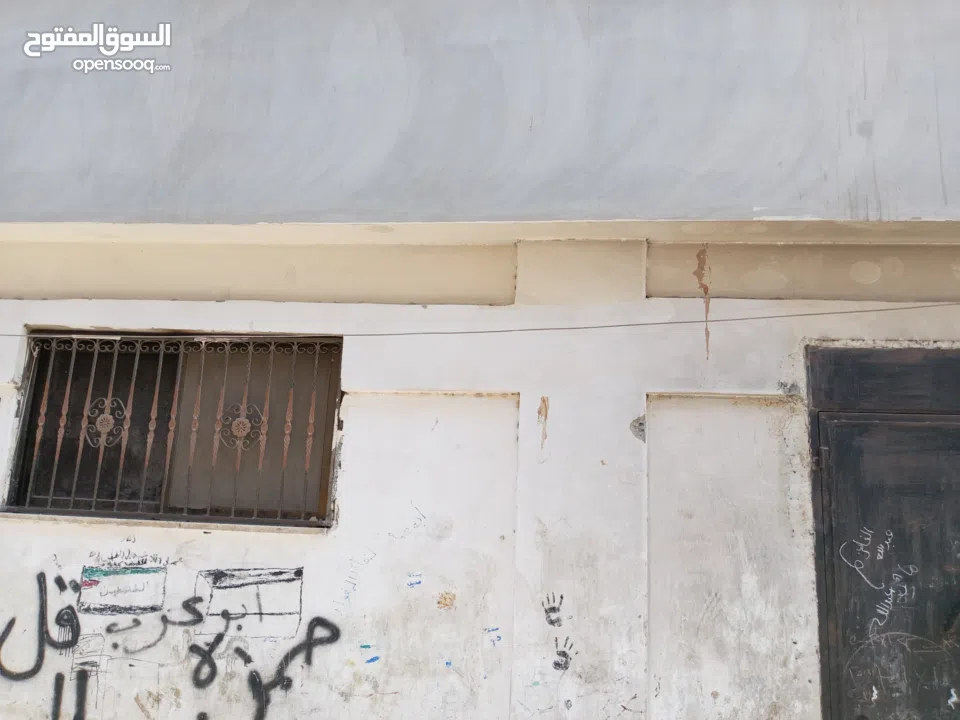 بيع منزل مكون من طابقين في مخيم عسكر القديم شارع العياده كل طابق مكون من 3 غرف وحمام وصالون