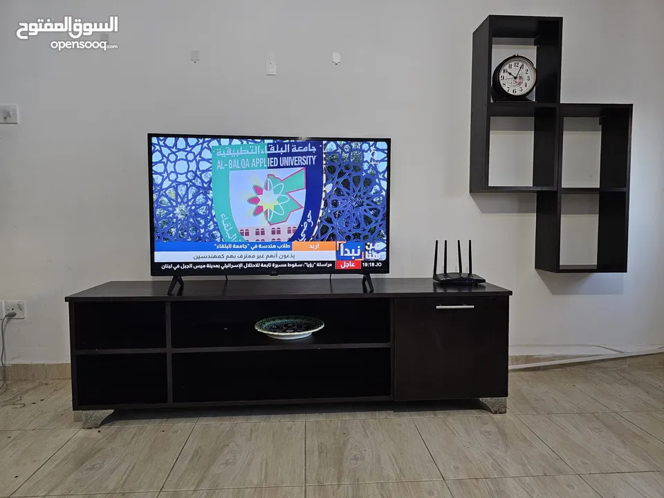 طاولة تلفزيون مع رفوف ديكور خشب ثقيل