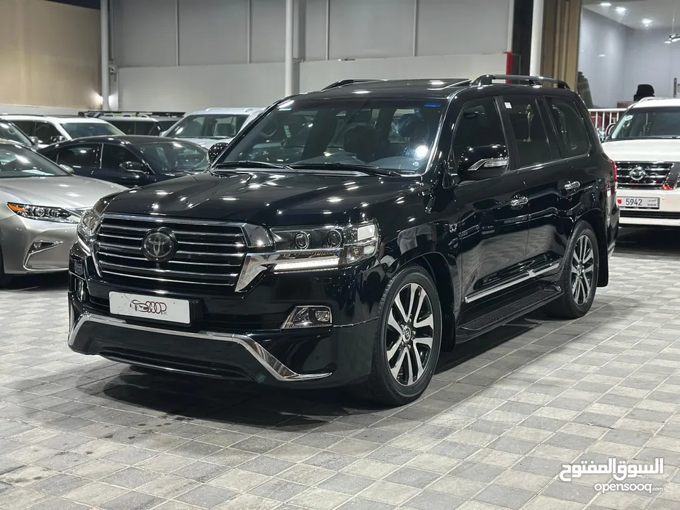 Land Cruiser VXS Black Edition