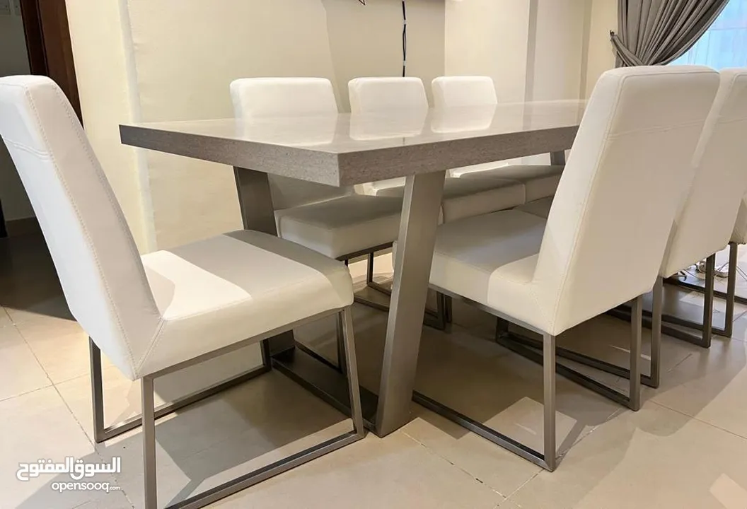 Elegant Dining Table (8 Seats) طاولة طعام بتصميم عصري أنيق