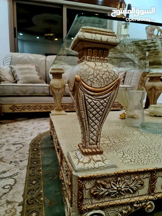 Sofa set ITALYطقم كنب ايطالي فاخر  نخب4 قطع 7   مقاعد و 4 قطع.  1 كبير + 3 طاولات ممتازة من الكويت