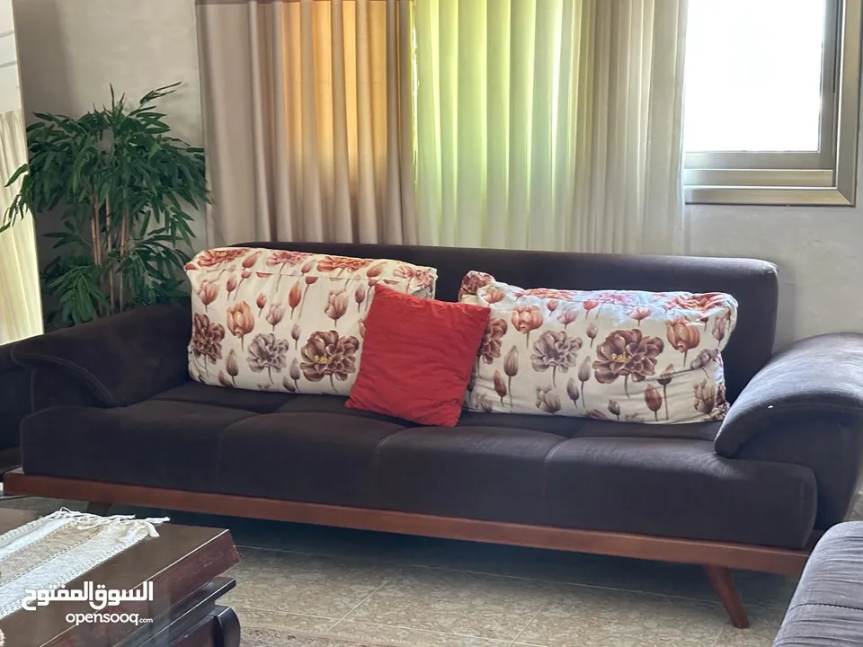 طقم كنب تركي بحاله ممتازه طاولة سفره + 8 كراسي بتفتح الى 220سم بوفيه زان طاولو وسط زان مزنون زان