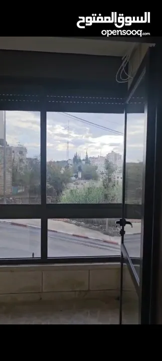 شقه طابق اول فوق الشارع في منطقه  عين منجد