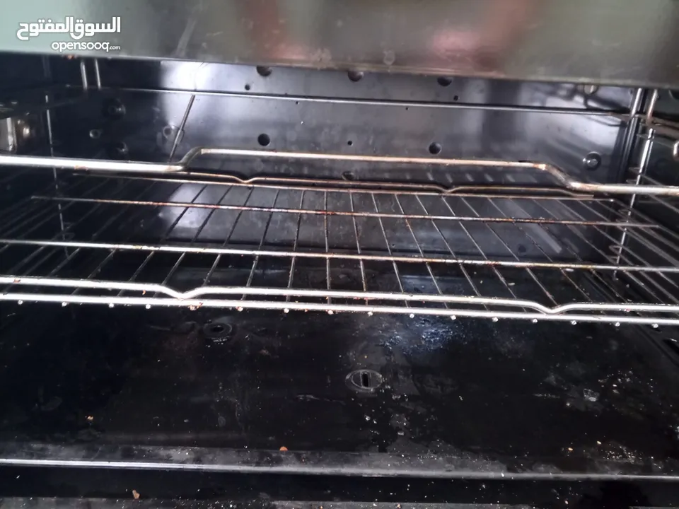 غاز وفرن إيطالي خمس رؤوس وميكروويف ومكنسة كهربائية للبيع