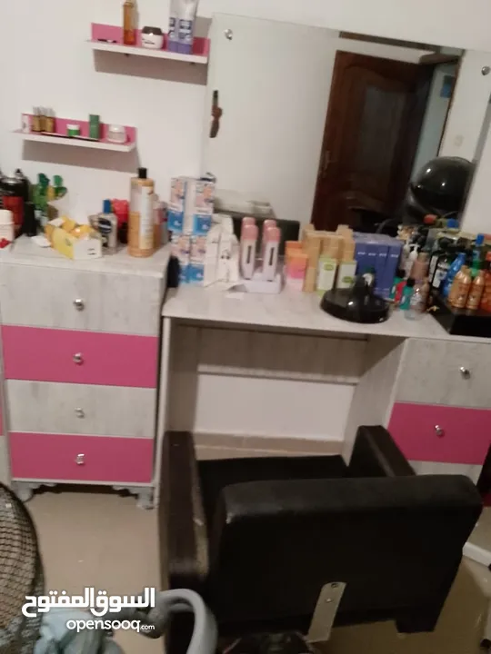 السلام عليكم موجود صالون نسائي كامل مستعمل شهرين فقط كلشي جديد للبيع بسعر كويس الموقع اربد وسكرا