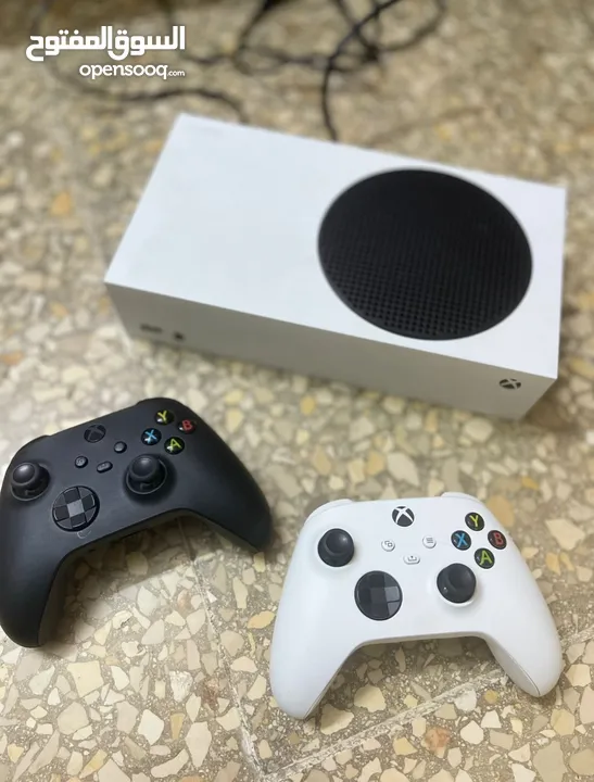 Xbox Series S + يدتين + 5 ألعاب – بحالة ممتازة