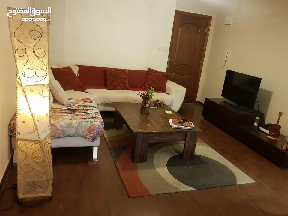 شقه فارغه للايجار ارضيه + ترس 150 متر + فاخره + مناسبه لعرسان