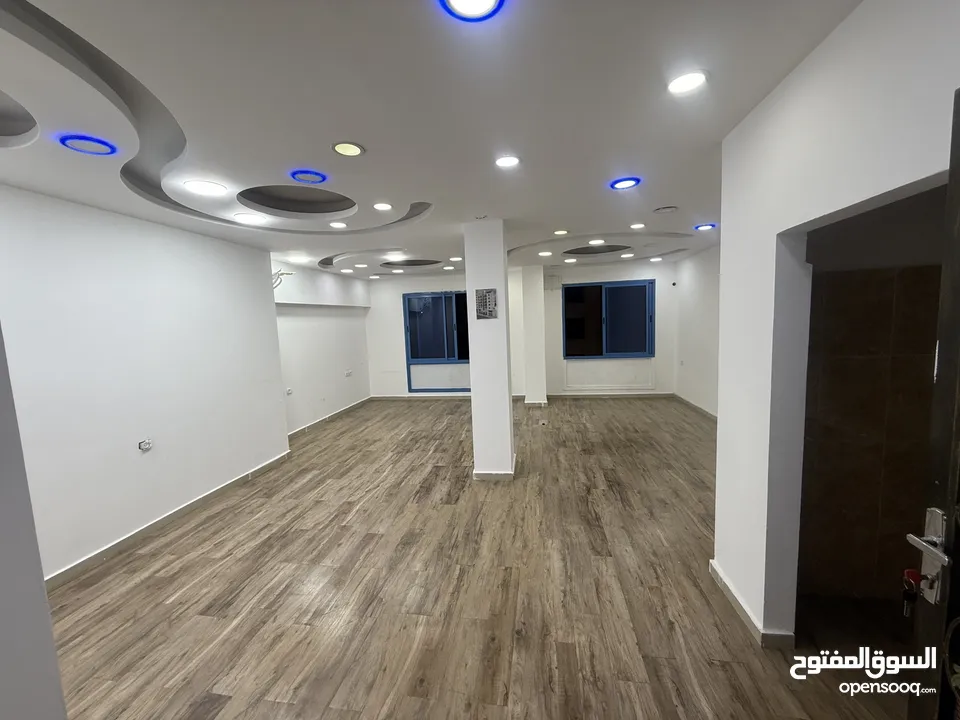 مكتب للإيجار / مطل على الشارع الرئيسي