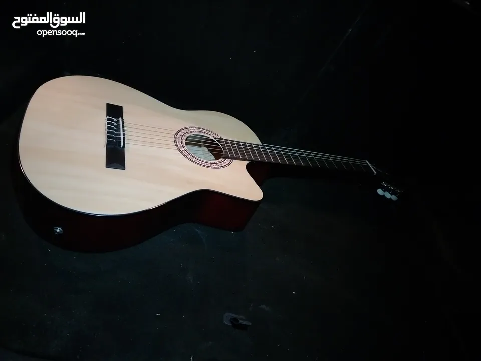جيتار مستعمل اقل من اسبوع بحالة ممتازة جدا فيه مدخل للسماعة والسبيكر وفيه ازرار للتحكم بالصوت