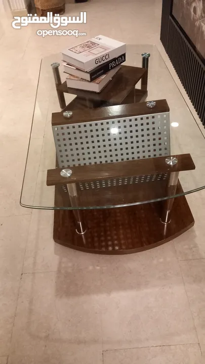 طاولة وسط زجاج
