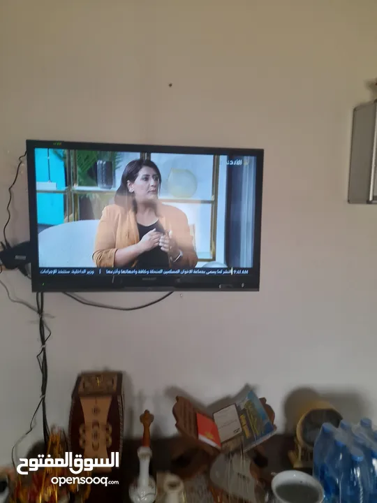 شاشه استعمال خفيف 32  انش شارب استعمال بسيط بحال الجديد معه ريموت وقاعده بدون الرسيفر الرسيفر فقط