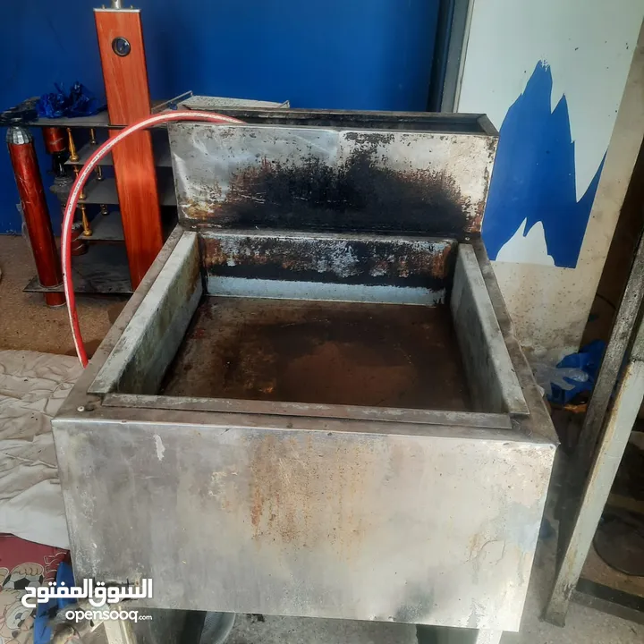 مجلى ستيلس ثقيل صناعي  ثلاجة بحاجه الى مروحة  طاوله ستيلس  غاز عين وحدة كانون كبير طول مترين عرض 40س
