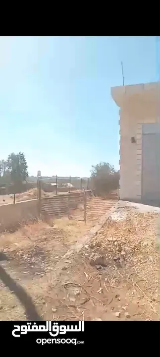 بيت مستقل مع محلين على الشارع اريسي. للبيع في بلعين