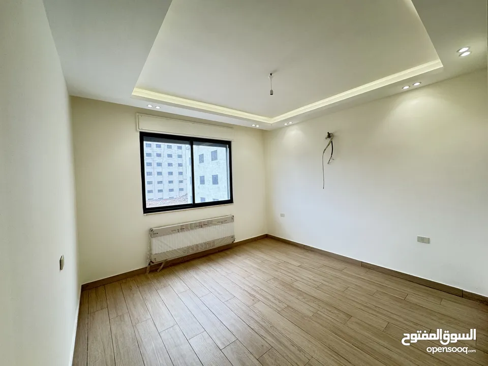 شقة مميزة طابق اول بأجمل مناطق خلدا مساحة واسعه 240م بسعر مميز