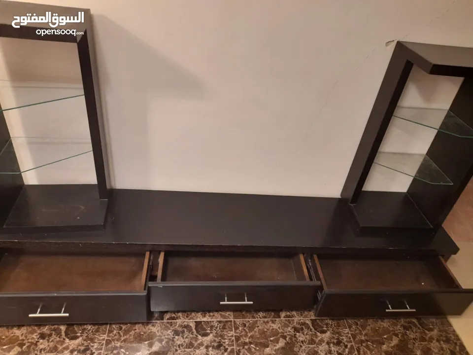 طاولة تلفزيون خشب لاتيه 18 مع رفوف خشب وزجاج لون بني محروق