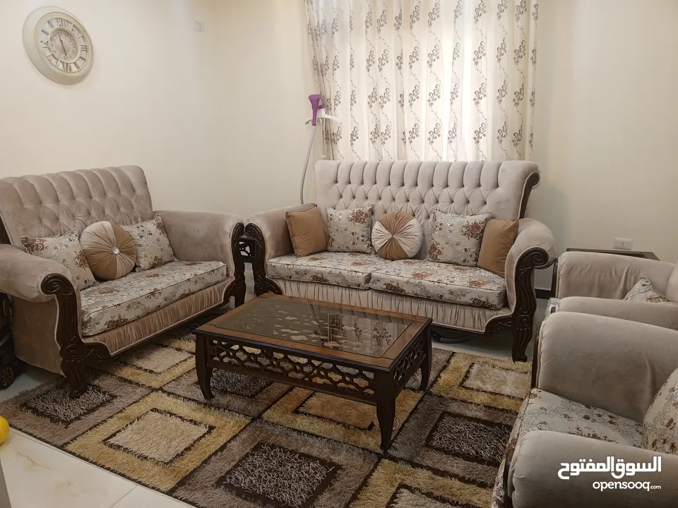 طقم كنب ضيوف تفصيل بحاله الوكاله للبيع