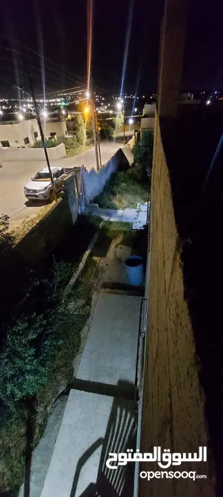 بيت مستقل للبيع في المفرق بلعما الزيتونه  قوشان مستقل  ومسور بلكامل مسطح 140 يبعد عن مدرسة البنات