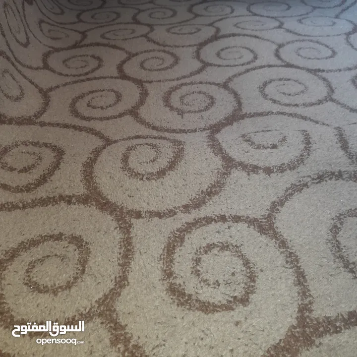 سجادة وموكيت لون بني وبيج بحالة نظيف جدا