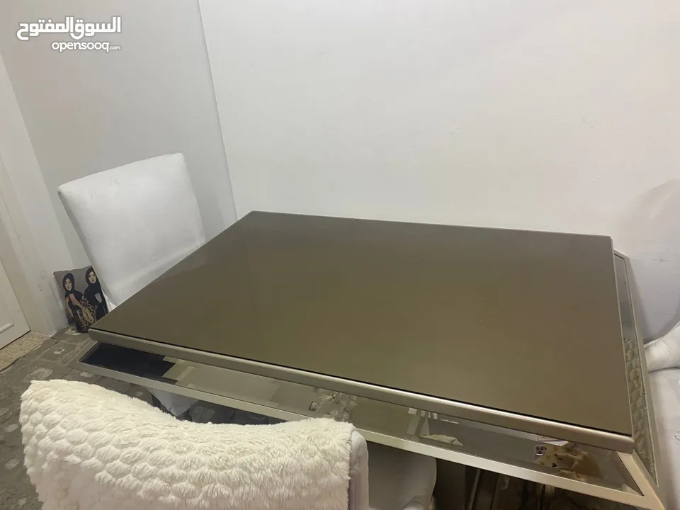 طاولة سفرة مع اربع كراسي