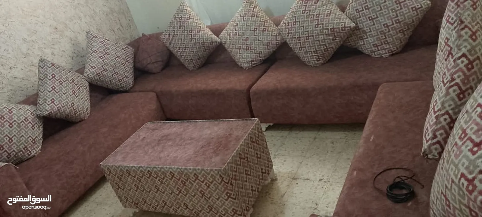 طقم كنب عدد 2 جديد استعمال اسبوع واحد البيع لسبب السفر السعر مناسب بحدود المعقول مع ممرات سجاد