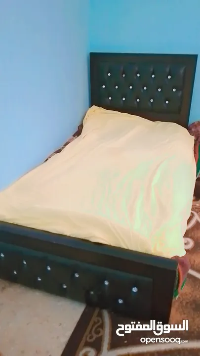 تخت مفرد وربع تفصيل خشب مع سلم وكاله غير مستعمل للبيع