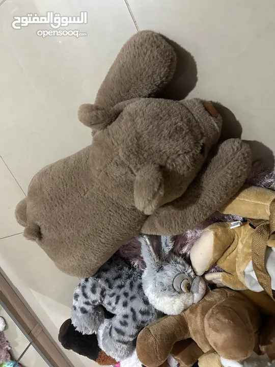 Clean plush toys and giant bear