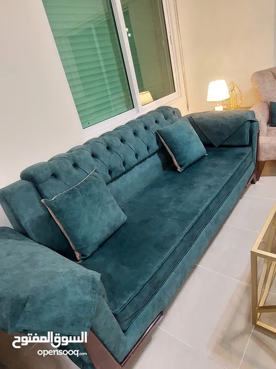 طقم كنب مستعمل بحاله جيده جدا للبيع  مع طقم طاولات ثلاث قطع