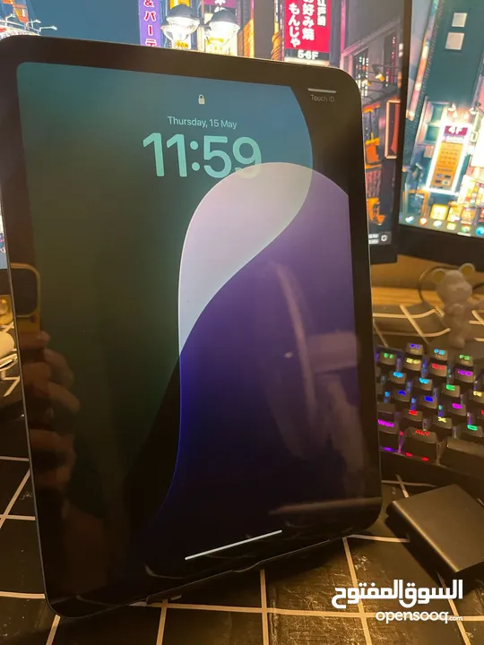 ايباد بسعر لقطة مع كل اغراضه  IPad 10 - 64G  ايباد 10 بحالة الجديد استعمال خفيف جدًا (طالب جامعة)