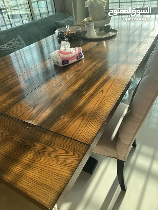 طاولة خشب كبيرة