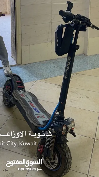 للبيع سكوتر يدوس 70 الى 80 ويتحمل 150kg السكوتر شبه جديد وفيه دفع رباعي او خلفي ويشب ليتات السكوتر