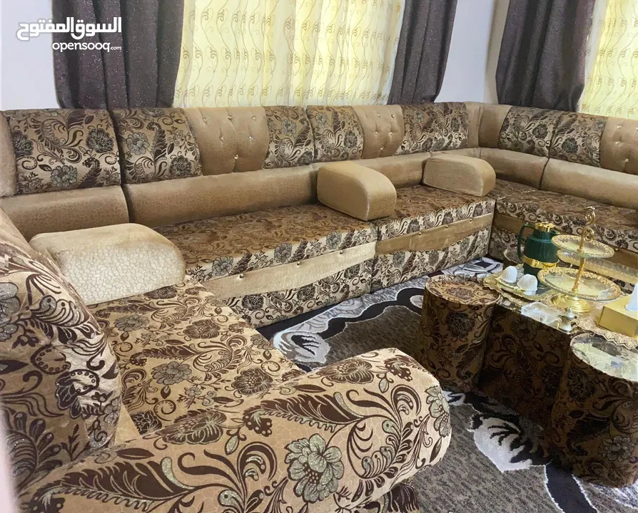 مجلس غرفة ضيوف نادر الاستعمال  3.5×3.5 7 مقاعد مجوز و 3 زوايا و اربع مساند مع طاولة و 4 طربيزات