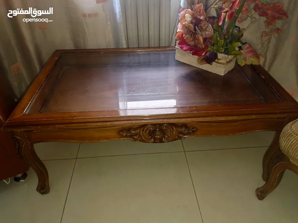للبيع غرفة صالون قعدة مستعملة. ثلاثية وثنائية ومفردتين وطاولة وسط وطرييزتين
