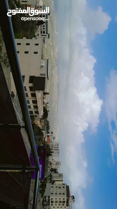 شقه بأطلاله رائعه للبيع موقع حيوي بجانب الفنادق