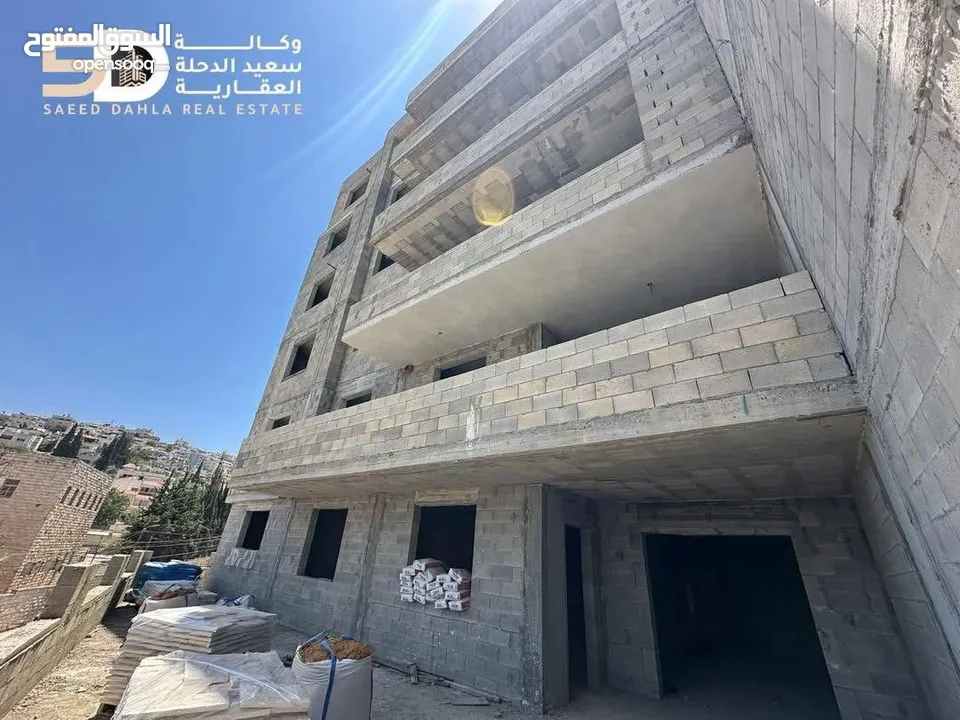 شقة سكنية عظم بمساحة واسعة طابق اول مع ترس بالقرب من وسط البلد مقابل مدرس بنات جنين الثانوية