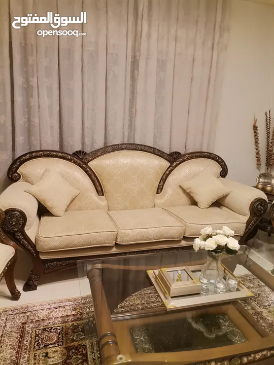 طقم ضيوف بحالة جيدة