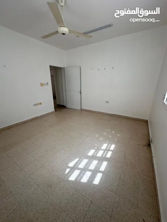 for Rent Room غرفه وحمام فقط بدون مطبخ السعر شامل الفواتير العنوان الخوير مقابل أسواق المايا